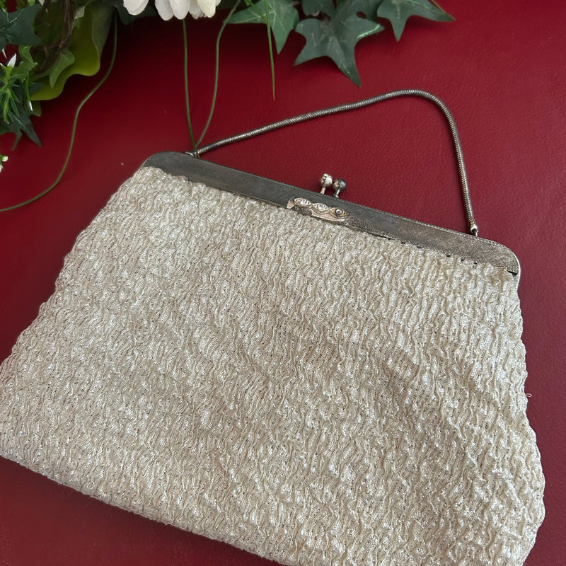 Silberne Vintage-Abendtasche aus Lamé mit Strass-Verschluss und Schlangenkette