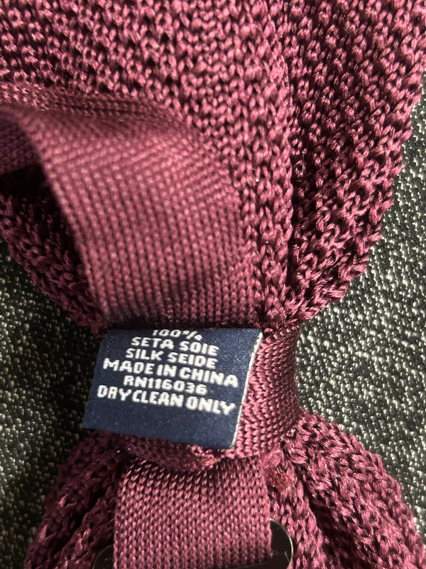 Detailaufnahme Fliege aus 100% Seide in Bordeaux mit Etikett