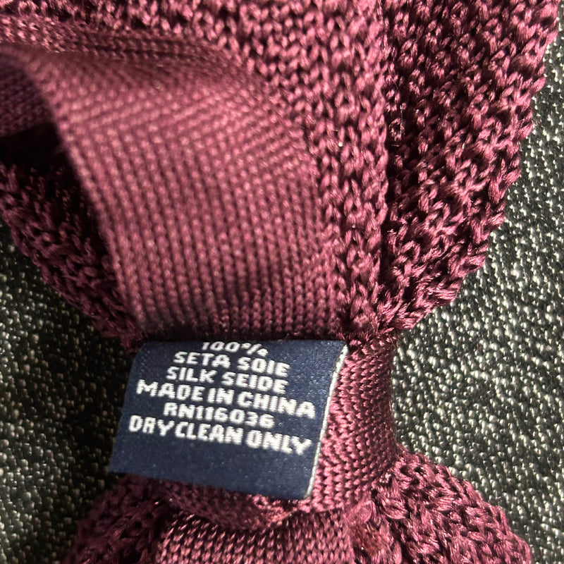 Detailaufnahme Fliege aus 100% Seide in Bordeaux mit Etikett