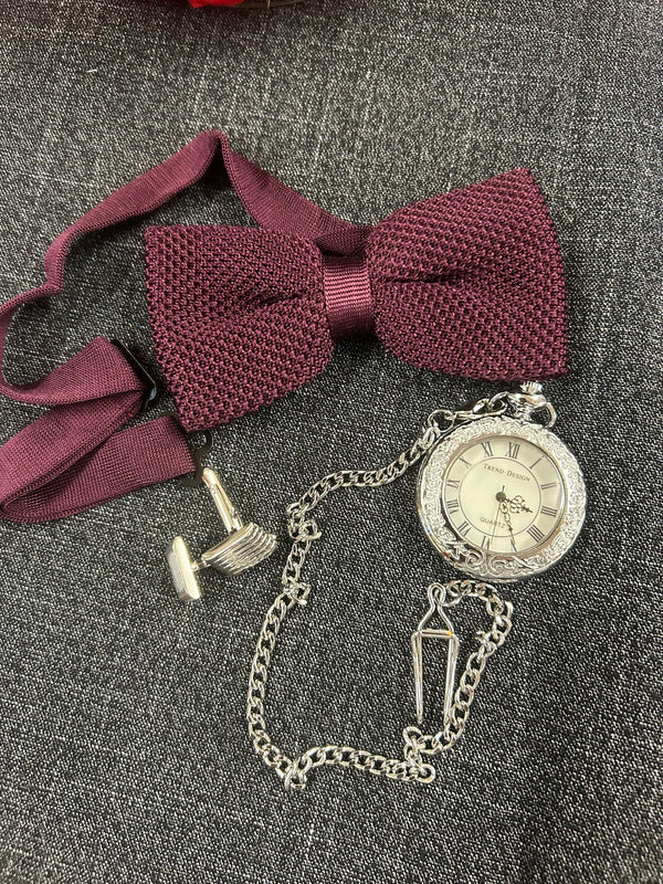 Komplettes Accessoires Set mit Fliege, Taschenuhr und Manschettenknöpfen