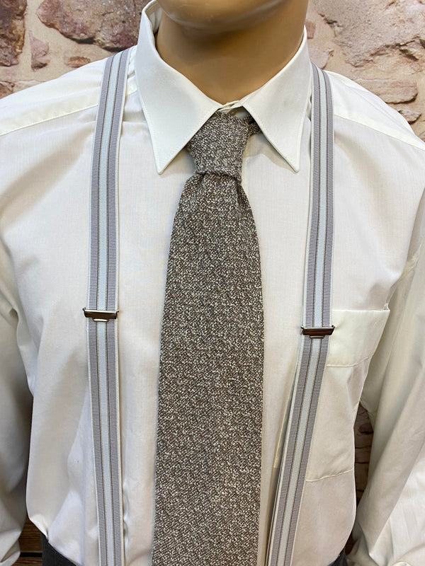 Detailaufnahme Vintage Outfit: weißes Hemd mit grauer Krawatte und Hosenträgern
