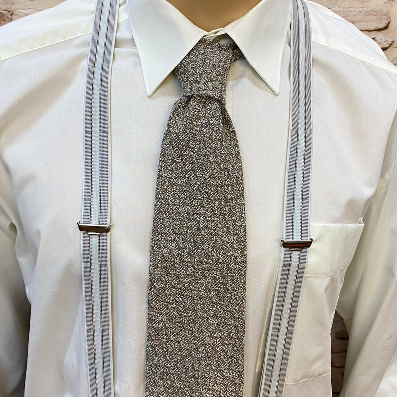 Detailaufnahme Vintage Outfit: weißes Hemd mit grauer Krawatte und Hosenträgern