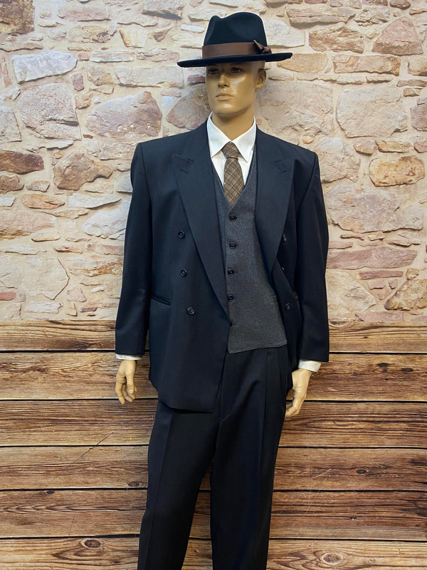 Vintage Anzug Doppelreiher mit geöffneter Jacke und grauer Weste.