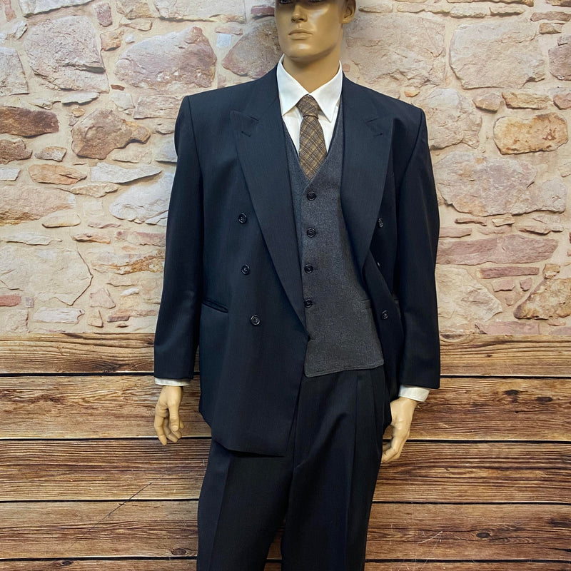 Vintage Anzug Doppelreiher mit geöffneter Jacke und grauer Weste.