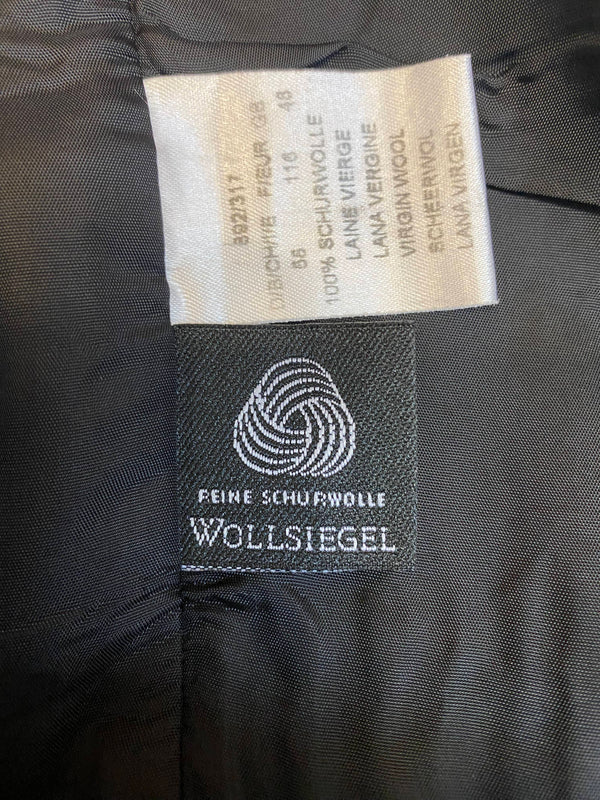 Etikett aus Schurwolle mit Wollsiegel im Inneren des Anzugs.