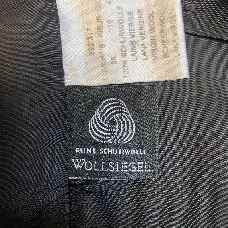 Etikett aus Schurwolle mit Wollsiegel im Inneren des Anzugs.