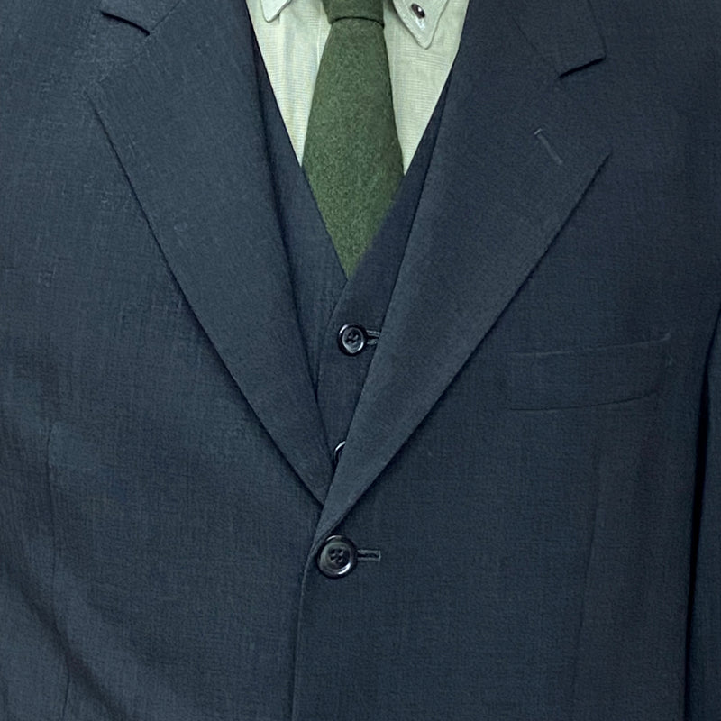 Vintage Anzug Vunic mit Weste und Krawatte in Grau/Anthrazit – Detailansicht