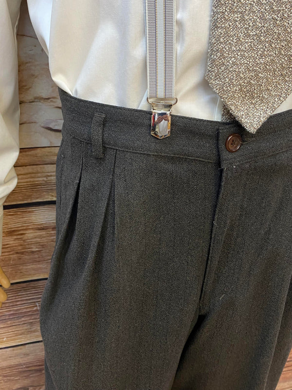 Vintage Outfit Herren Gr. 54 – Hose, Hemd, Schiebermütze, Krawatte & Hosenträger