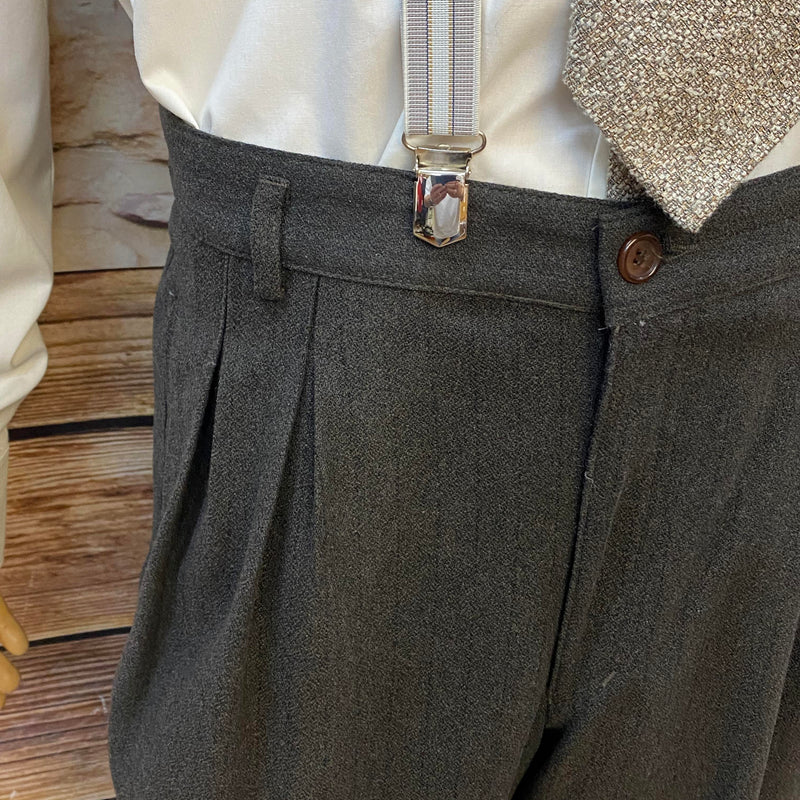 Vintage Outfit Herren Gr. 54 – Hose, Hemd, Schiebermütze, Krawatte & Hosenträger
