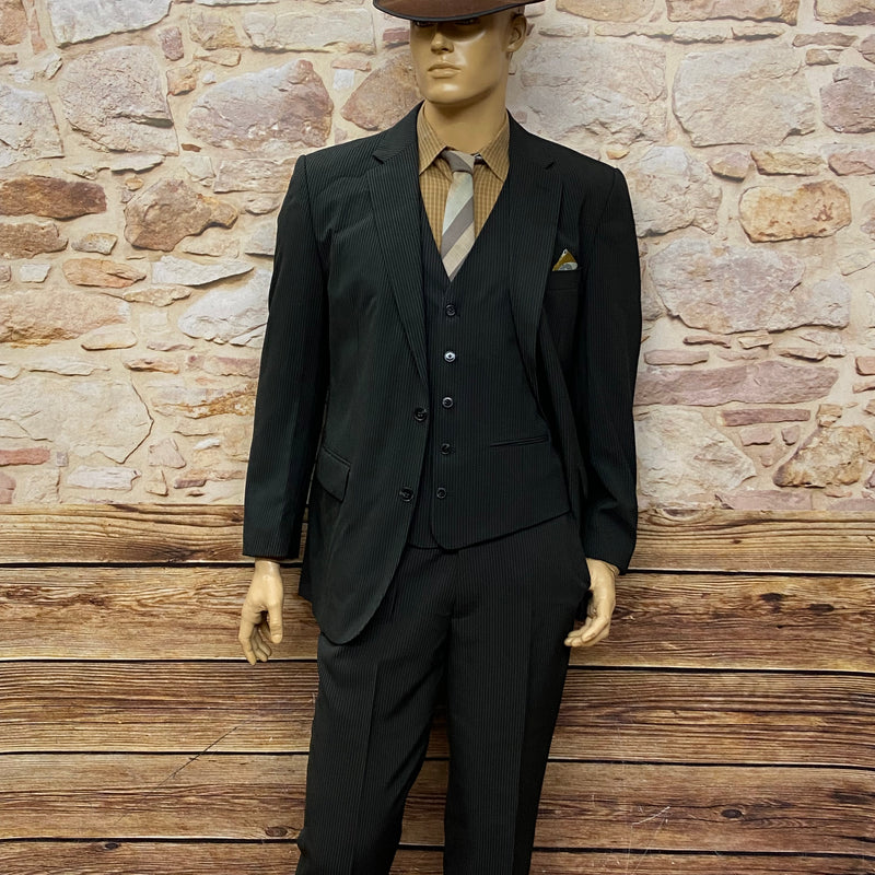 Vintage Anzug mit Hut, Jacke offen getragen – stilvoller Look.