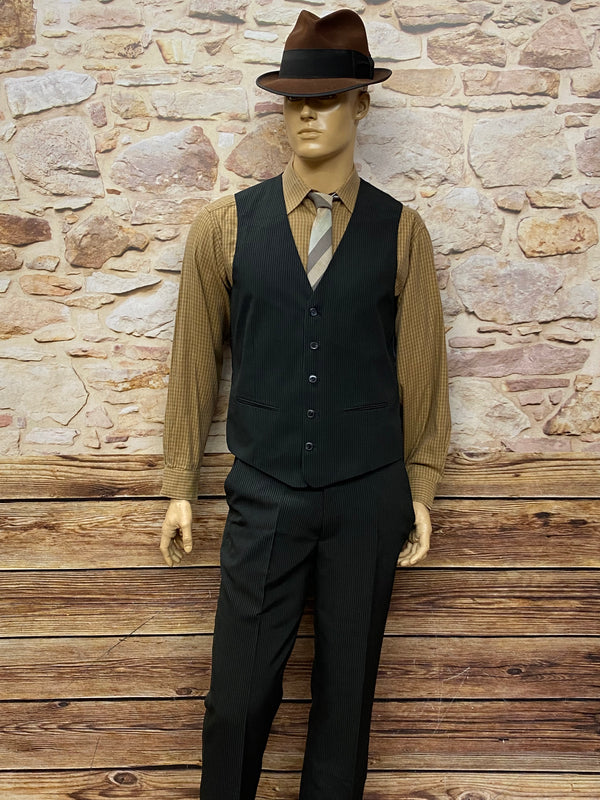 Vintage Outfit mit Weste, Hose und Hemd ohne Jacke