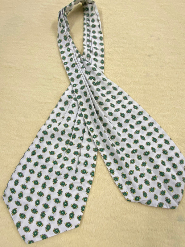 „Vintage Ascot Krawatte in Weiß mit grünem Retro-Muster für Herren“