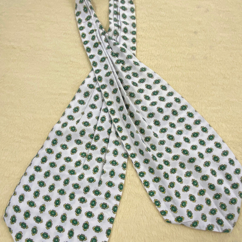 „Vintage Ascot Krawatte in Weiß mit grünem Retro-Muster für Herren“
