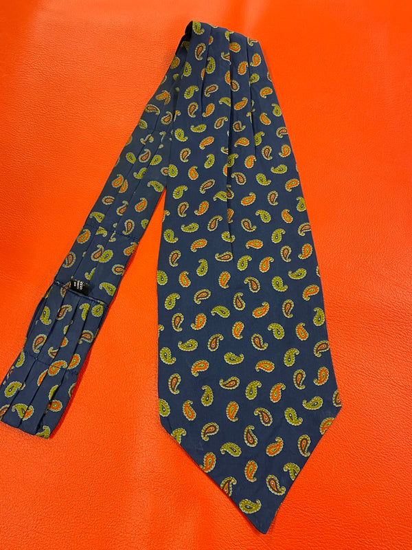 Alt-Texte:
„Vintage Ascot Schal aus Seide mit Paisley Muster in Dunkelblau“