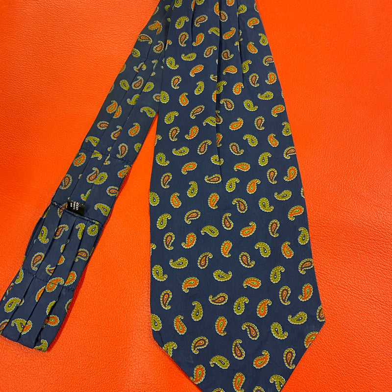 Alt-Texte:
„Vintage Ascot Schal aus Seide mit Paisley Muster in Dunkelblau“
