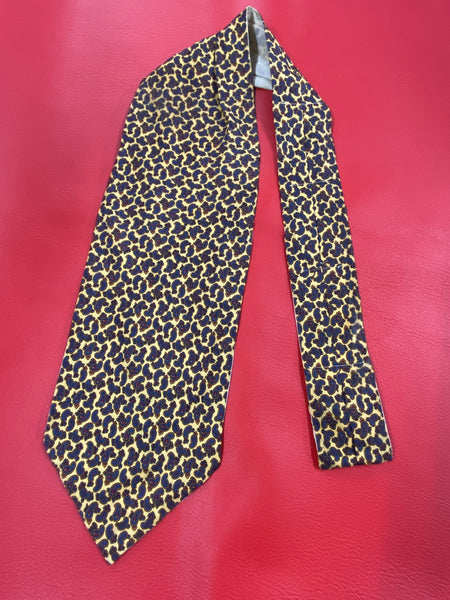 „Vintage Ascot Schal aus Seide mit blauem Paisley Muster auf cremefarbenem Hintergrund“