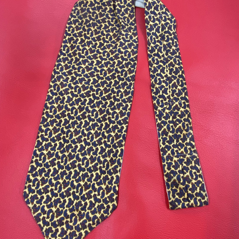 „Vintage Ascot Schal aus Seide mit blauem Paisley Muster auf cremefarbenem Hintergrund“