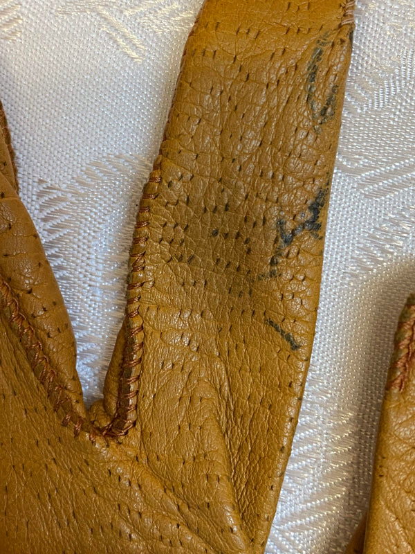 „Rückansicht der cognacbraunen Vintage Lederhandschuhe mit sichtbarer Patina“