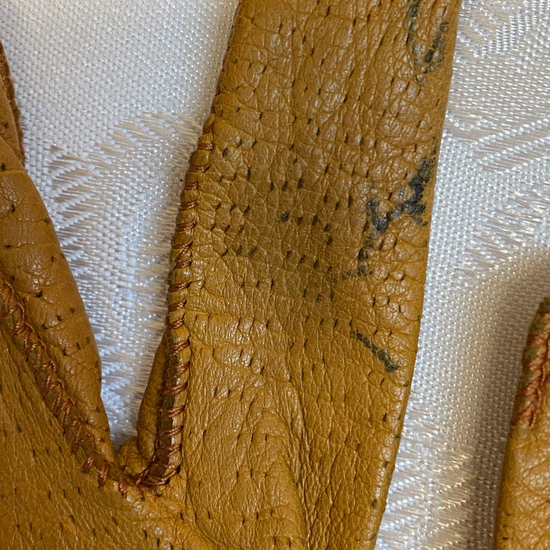„Rückansicht der cognacbraunen Vintage Lederhandschuhe mit sichtbarer Patina“