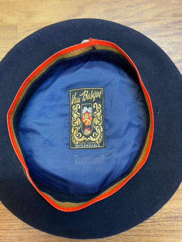 „Innenansicht eines dunkelblauen Vintage Baretts Größe 56 mit blauem Futter und Vrai Basque Label“