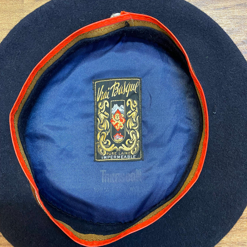 „Innenansicht eines dunkelblauen Vintage Baretts Größe 56 mit blauem Futter und Vrai Basque Label“