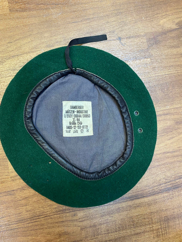 „Innenansicht eines grünen Vintage Uniform-Baretts Größe 59 mit grauem Futter und Bamberger Mützen-Industrie Label“