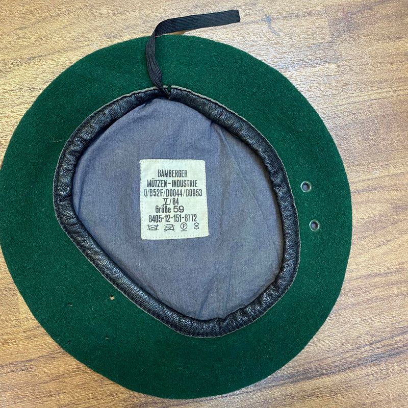 „Innenansicht eines grünen Vintage Uniform-Baretts Größe 59 mit grauem Futter und Bamberger Mützen-Industrie Label“
