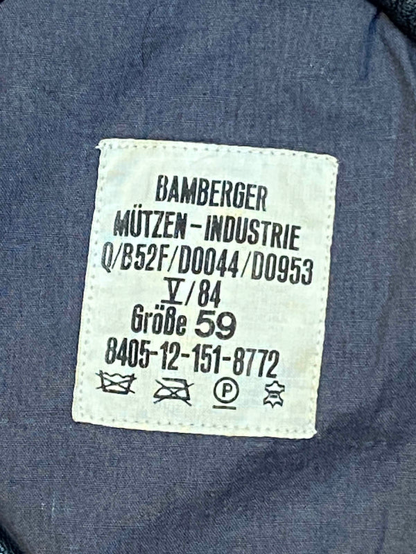 „Etikett Bamberger Mützen-Industrie Größe 59 in grünem Vintage Uniform-Barett“