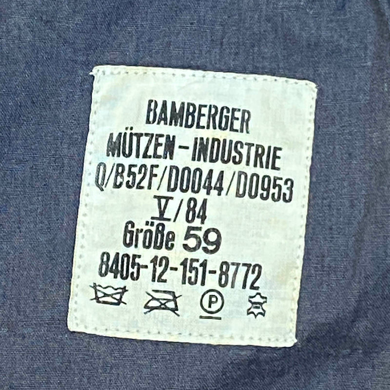 „Etikett Bamberger Mützen-Industrie Größe 59 in grünem Vintage Uniform-Barett“