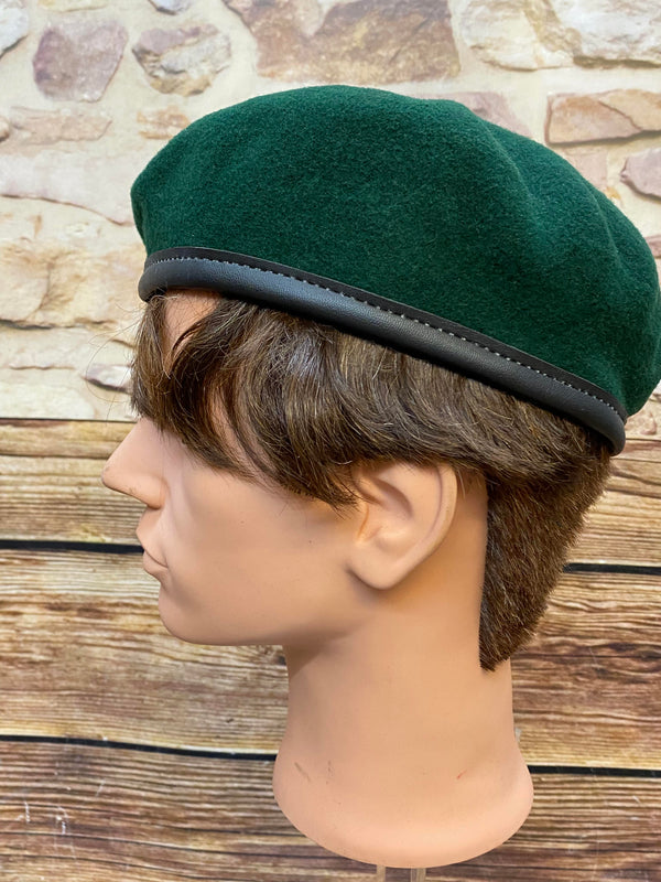 „Seitliche Ansicht von grünem Vintage Uniform-Barett mit dunklem Rand und klassischer Barettform“