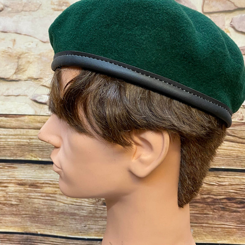 „Seitliche Ansicht von grünem Vintage Uniform-Barett mit dunklem Rand und klassischer Barettform“