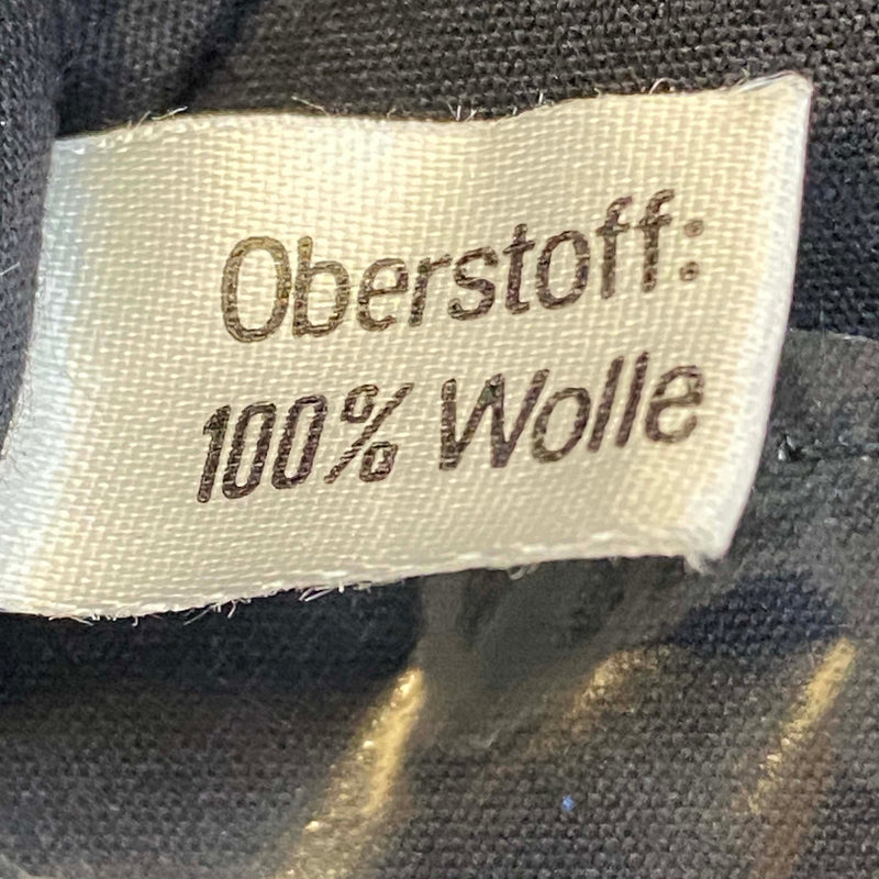 „Etikett mit 100 Prozent Wolle in grünem Vintage Uniform-Barett“