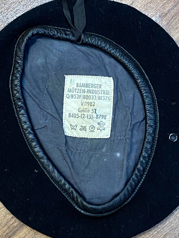 „Innenansicht eines schwarzen Vintage Uniform-Baretts Größe 57 mit dunklem Futter und Bamberger Mützen-Industrie Label“
