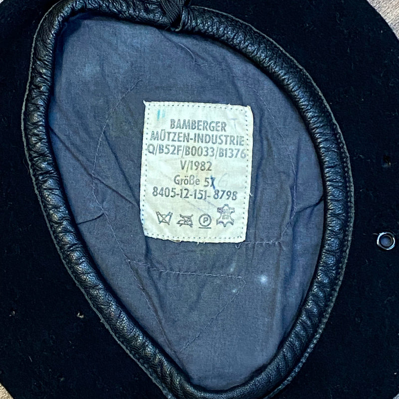 „Innenansicht eines schwarzen Vintage Uniform-Baretts Größe 57 mit dunklem Futter und Bamberger Mützen-Industrie Label“
