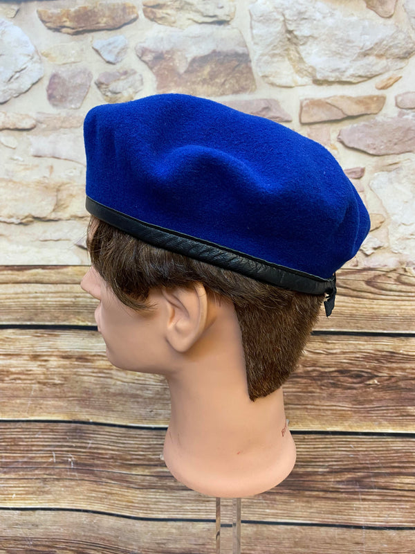„Seitliche Ansicht von blauem Vintage Uniform-Barett mit schwarzem Rand und klassischer Barettform“