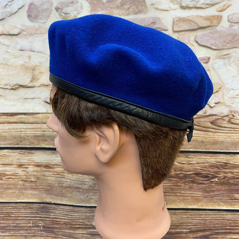 „Seitliche Ansicht von blauem Vintage Uniform-Barett mit schwarzem Rand und klassischer Barettform“
