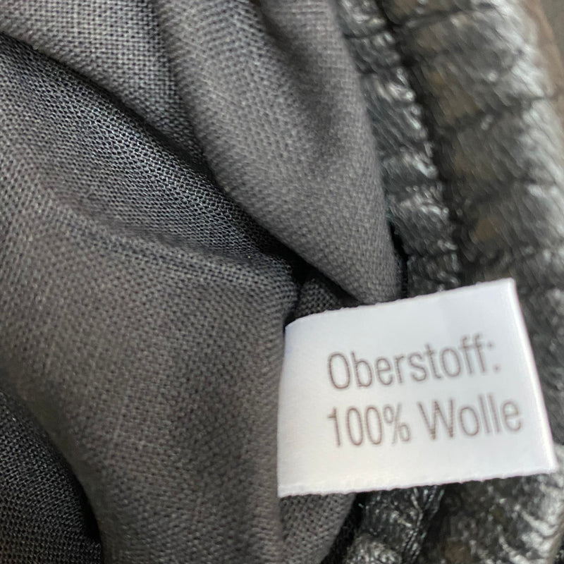 „Innenansicht blaues Vintage mit schwarzem Futter“