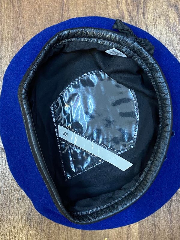 „Innenansicht eines blauen Vintage Uniform-Baretts Größe 59 mit dunklem Futter und Größenaufkleber“