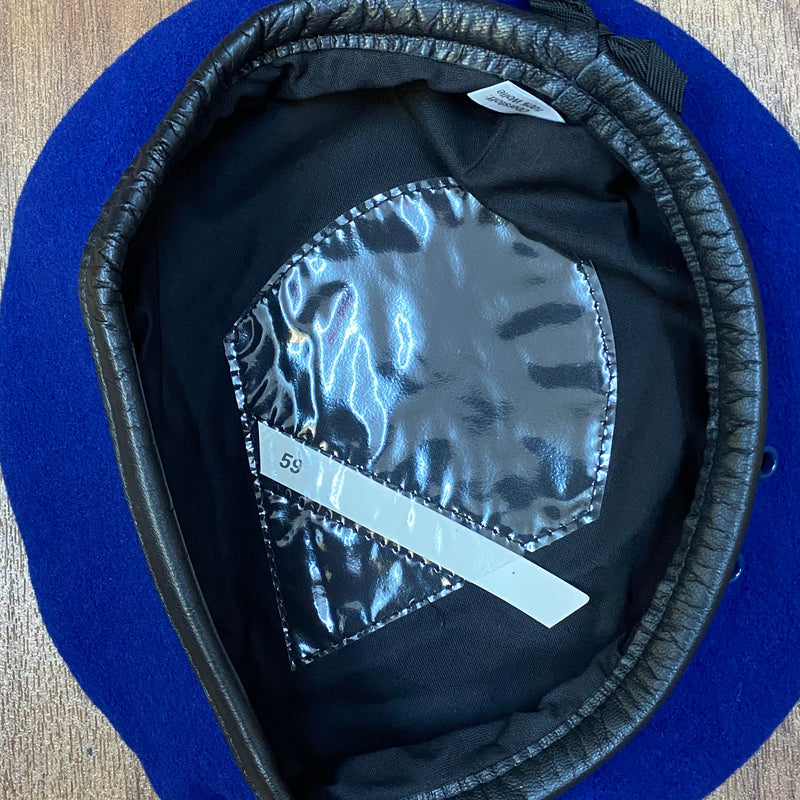 „Innenansicht eines blauen Vintage Uniform-Baretts Größe 59 mit dunklem Futter und Größenaufkleber“