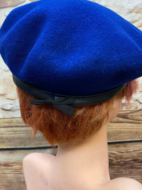 „Rückansicht blaues Vintage Barett mit schwarzer Schleife und Rand“