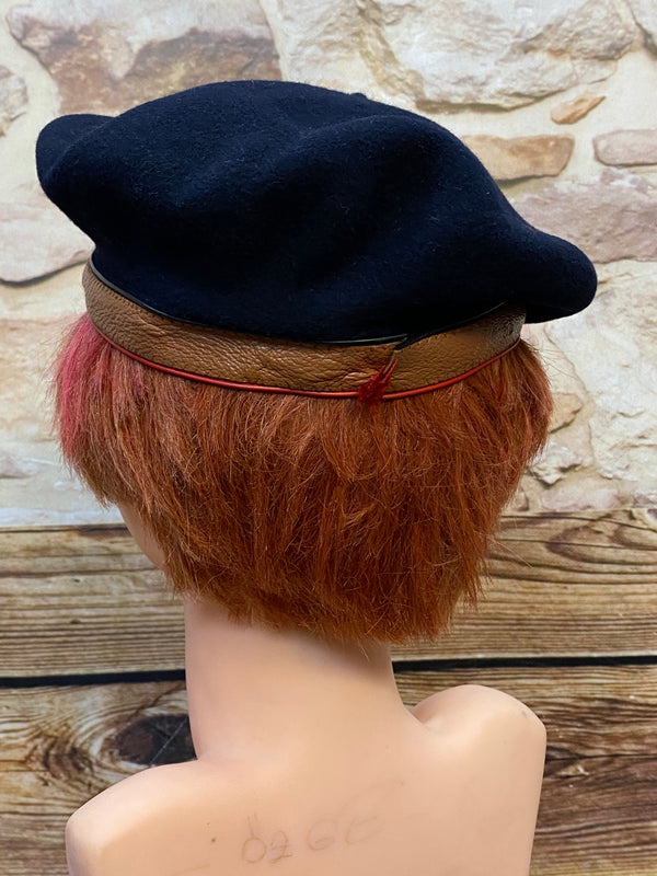 „Rückansicht von schwarzem Vintage Damen-Barett Größe 54 mit braunem Rand und roter Zierlinie“
