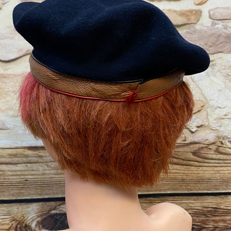 „Rückansicht von schwarzem Vintage Damen-Barett Größe 54 mit braunem Rand und roter Zierlinie“