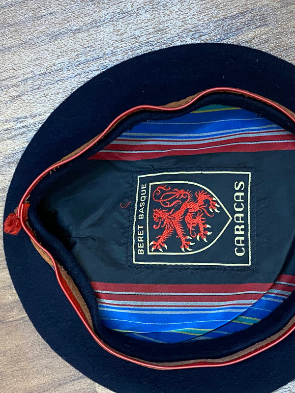 „Innenansicht eines schwarzen Vintage Baretts Größe 54 mit gemustertem Futter und Beret Basque Caracas Label“