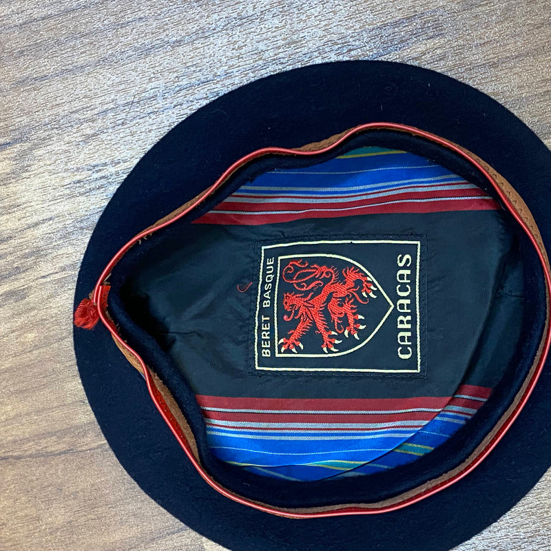 „Innenansicht eines schwarzen Vintage Baretts Größe 54 mit gemustertem Futter und Beret Basque Caracas Label“