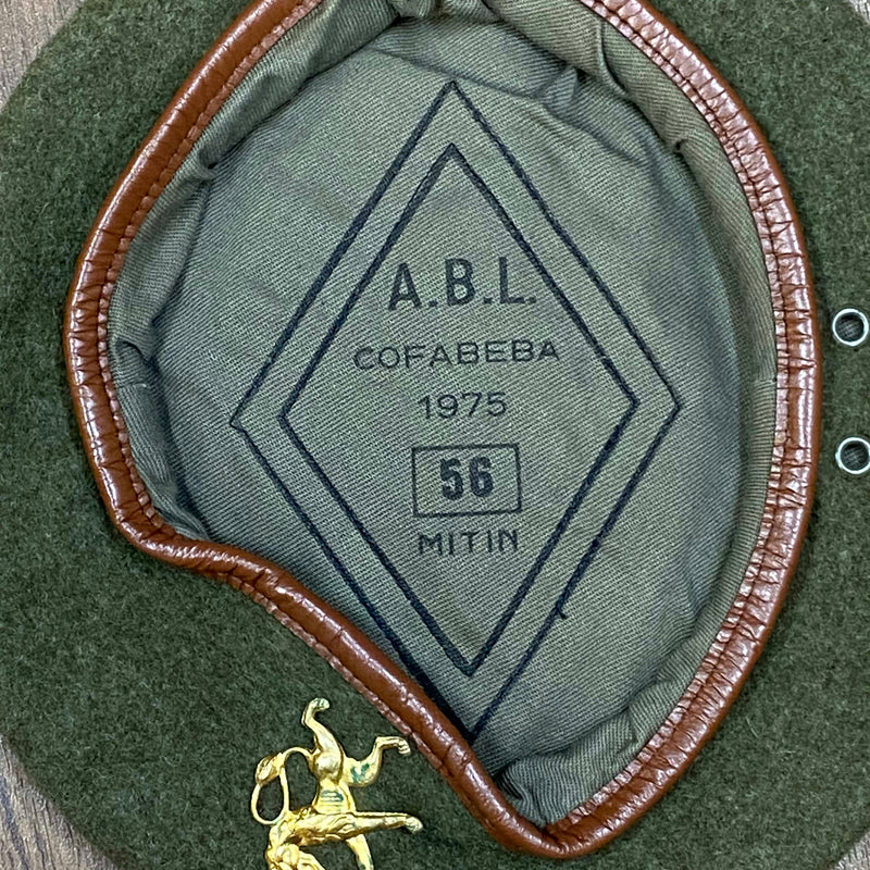 „Innenansicht eines grünen Vintage Baretts Größe 56 mit ABL Cofabeba Stempel von 1975“