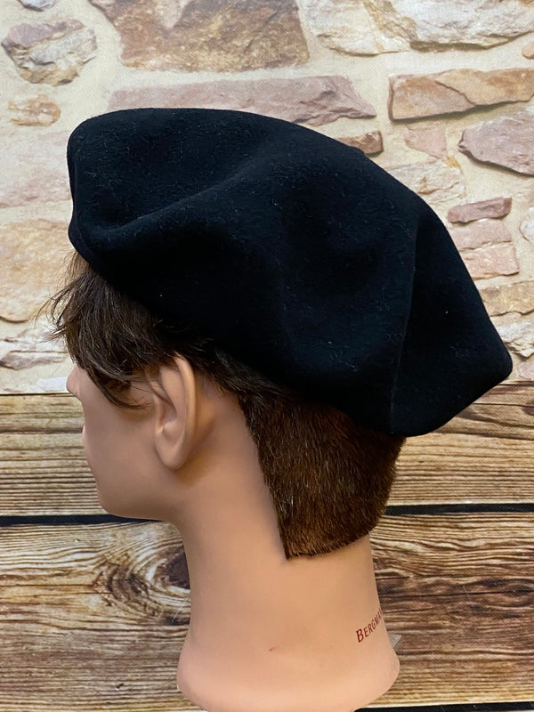 „Seitliche Ansicht von schwarzem Vintage Herren-Barett Größe 60 mit klassischer Barettform“