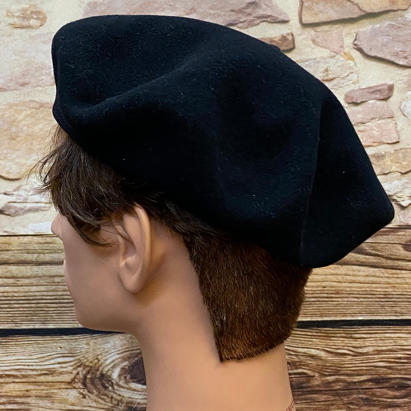 „Seitliche Ansicht von schwarzem Vintage Herren-Barett Größe 60 mit klassischer Barettform“