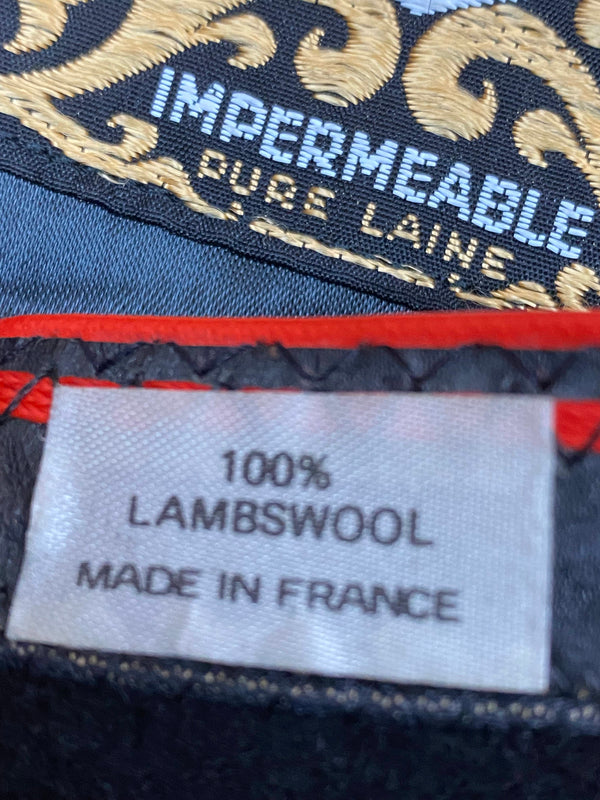 „Detailaufnahme vom Foulard Basque Label und 100 Prozent Lambswool Etikett im schwarzen Vintage Barett“