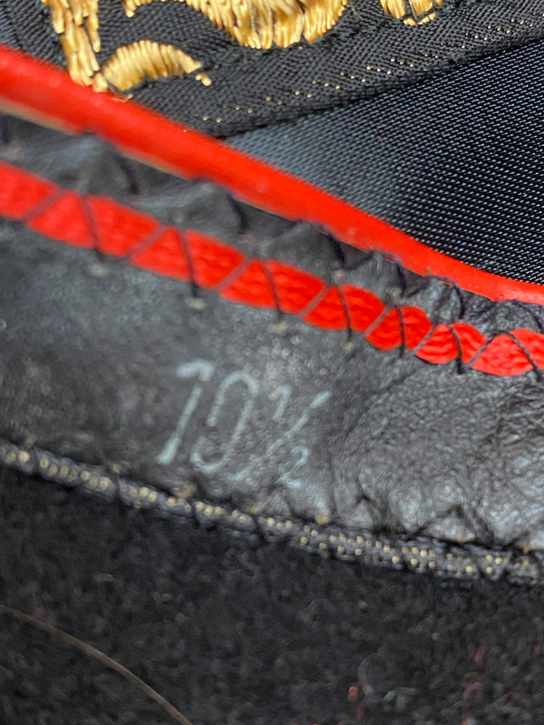 „Innenansicht eines schwarzen Vintage Herren-Baretts Größe 60 mit dunklem Futter und Foulard Basque Label“