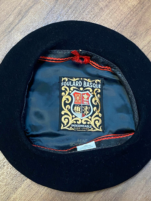 „Detailaufnahme vom Größenhinweis Größe 60 im schwarzen Vintage Barett mit Foulard Basque Label“
